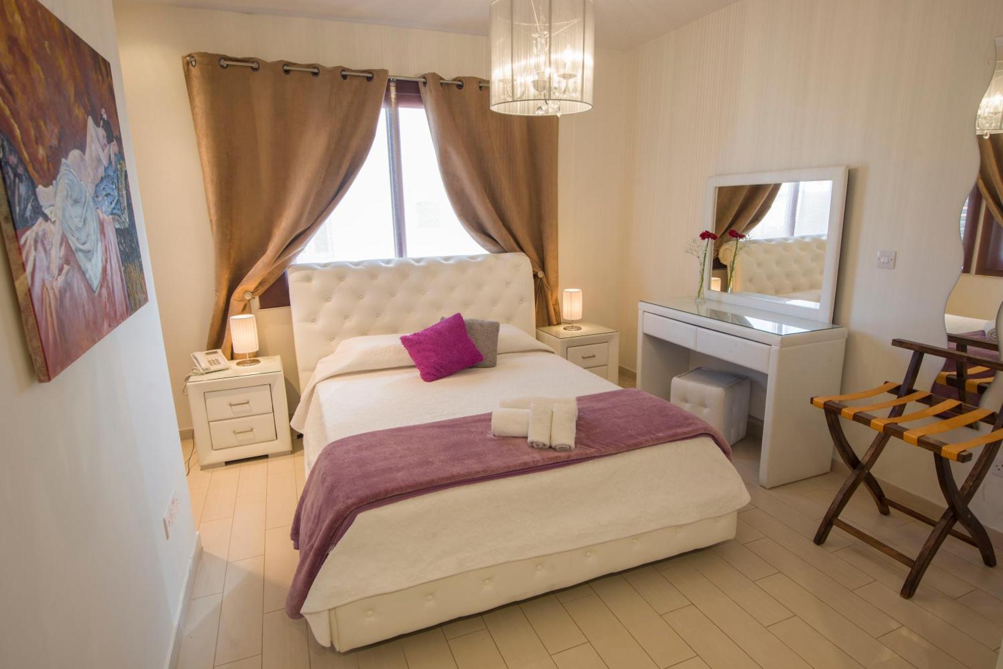 Mesogios House Suites Larnaca Værelse billede